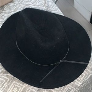 Aritzia hat